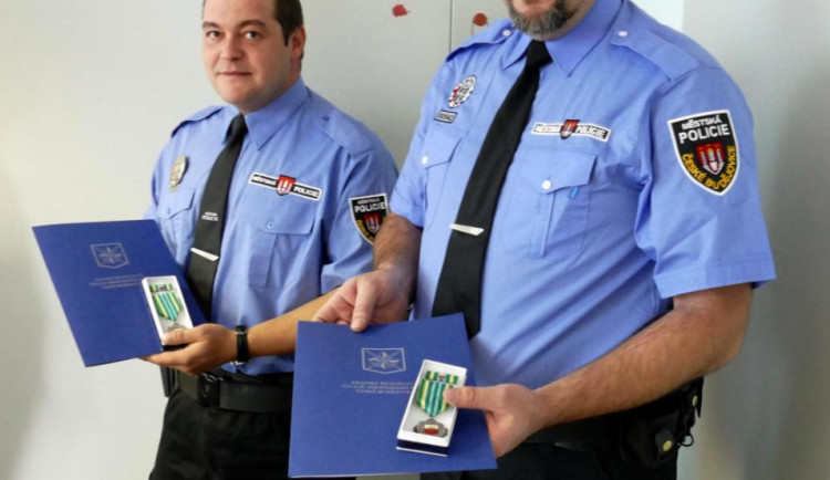 Budějčtí strážníci byli oceněni medailemi za spolupráci se státní policií