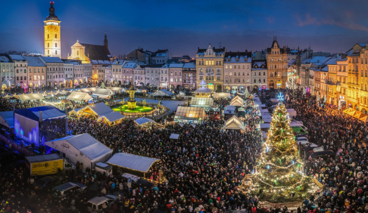 FOTO: Budějcké náměstí rozsvítil vánoční stromek. Adventní trhy jsou v plném proudu