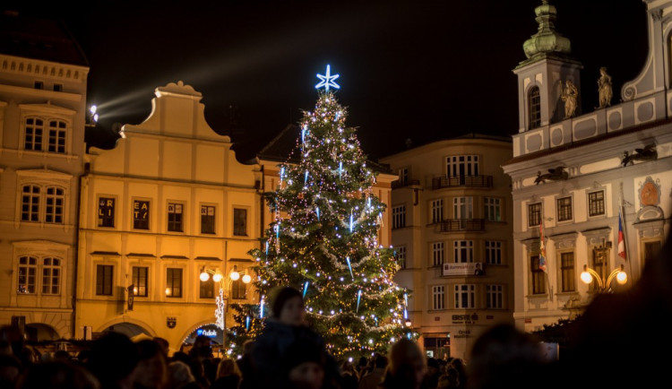 Na náměstí se konečně rozsvítí vánoční stromeček. Obhájí loňské vítězství?