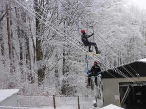 Jihočeští hasiči cvičili na Kleti záchranu turistů uvízlých v lanovce