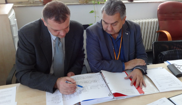 Vedle kontroly zařízení se auditoři zaměřili ina dokumentaci