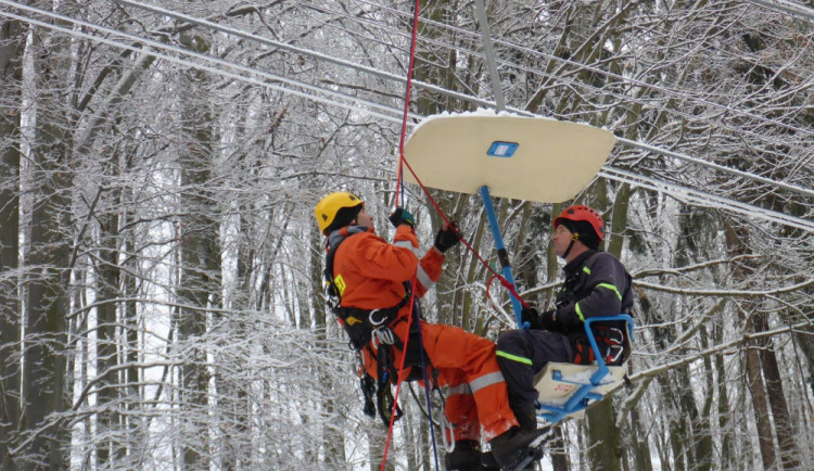 Jihočeští hasiči cvičili na Kleti záchranu turistů uvízlých v lanovce