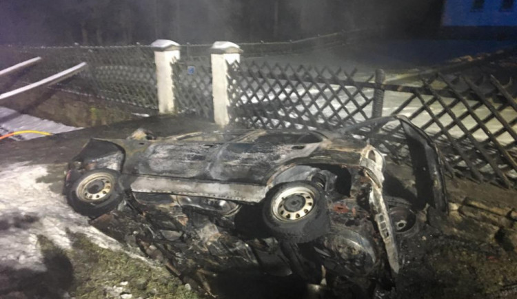 Při tragické nehodě u Loučovic uhořel v autě člověk