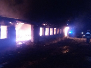 Hasiči likvidovali požár truhlárny na Strakonicku. Škoda jde do desítek milionů korun