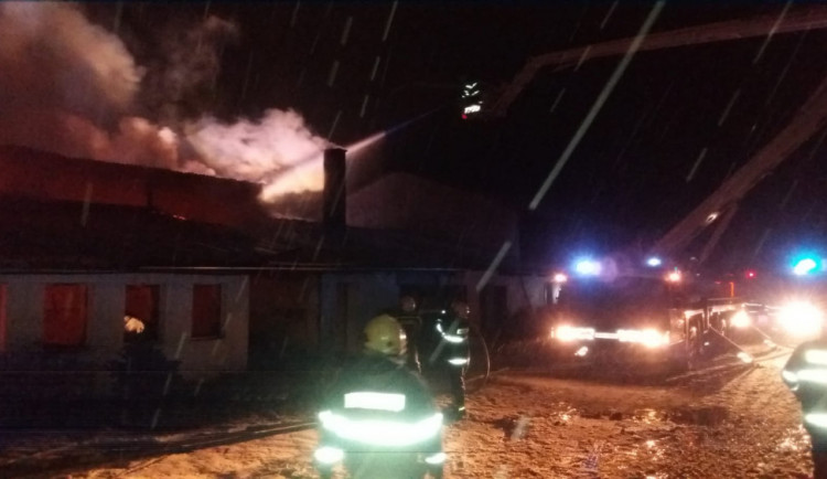 Hasiči likvidovali požár truhlárny na Strakonicku. Škoda jde do desítek milionů korun