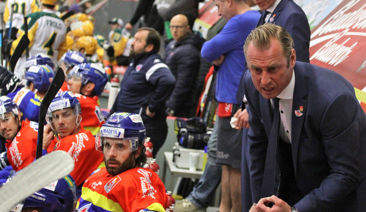 Rozzuřený kouč Václav Prospal měl svým svěřencům ve druhé třetině co říct