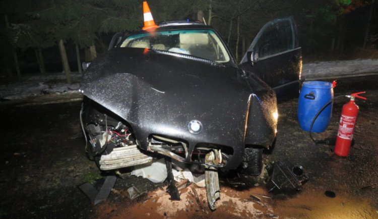 Mezi Velenicemi a Halámkami bouralo BMW, řidička je podezřelá z ublížení na zdraví