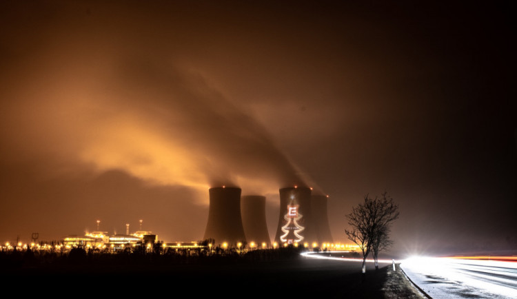 Stopadesátimetrový stromek promítaly dva nejmodernejsi projektory