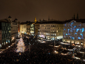 Na rozsvícení vánočního stromečku dorazily tisíce lidí.