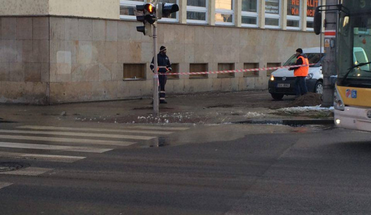 Ve Vrbenské ulici prasklo vodovodní potrubí. Opravy potrvají celý den