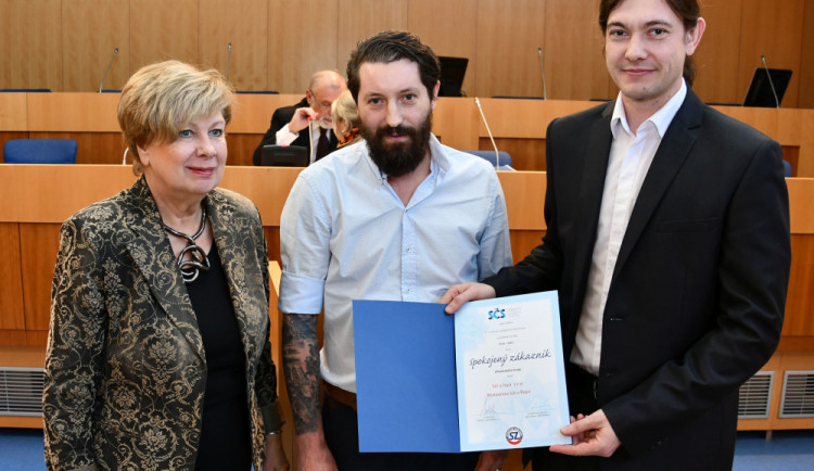 Cenu Spokojený zákazník Jihočeského kraje letos převzalo 16 podnikatelů