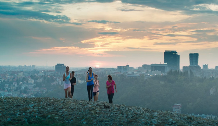 Ženy v běhu.