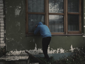Muž nechal přes noc nářadí na stavbě, nezbyl mu tam ani kýbl