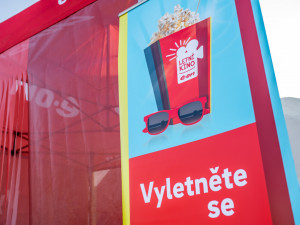 Letní kino v prosinci? Unikátní projekt E.ONu míří po Praze do Budějc