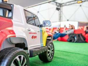 Letní kino v prosinci? Unikátní projekt E.ONu míří po Praze do Budějc