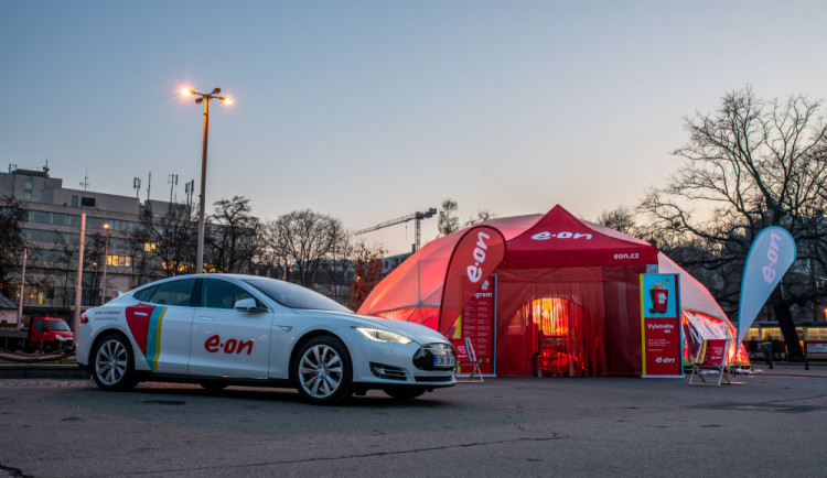 Letní kino v prosinci? Unikátní projekt E.ONu míří po Praze do Budějc