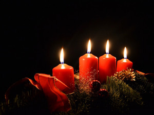 Zapálená svíčka na adventním věnci je také otevřený oheň, varují hasiči