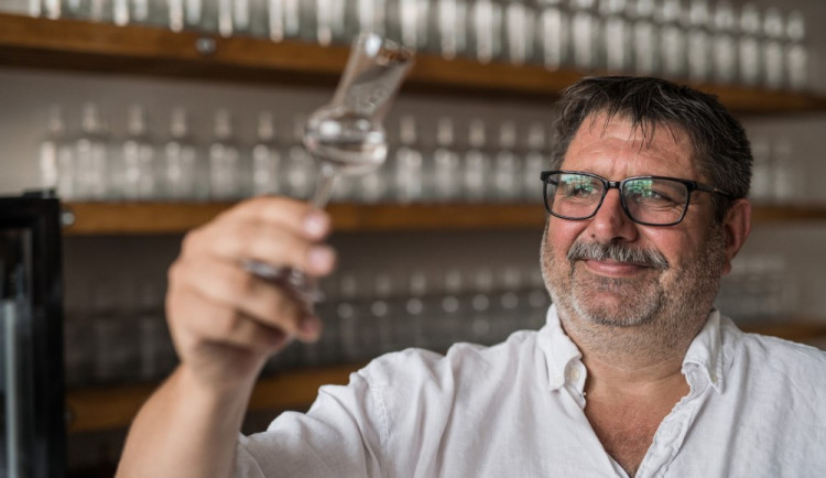 Prodal dům, skončil v práci a začal vyrábět gin. Robert Urbánek si tvrdou prací plní svůj sen