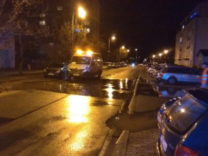 AKTUÁLNĚ: Na Větrné prasklo potrubí, ulice už je opravená