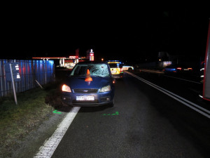 U Velešína srazilo auto chodce, který přebíhal hlavní silnici. Na místě zemřel