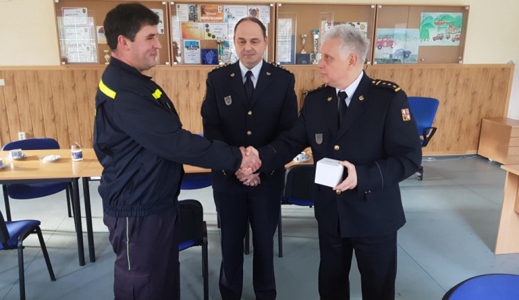 Prachatický hasič obdržel ocenění za záchranu života na dovolené