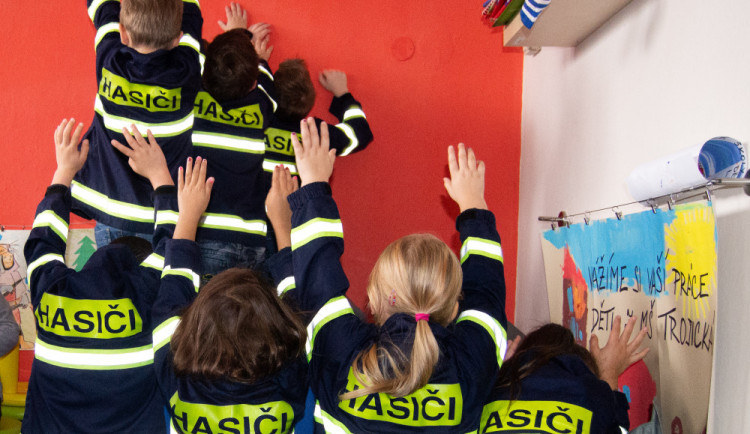 Děti z budějcké školky vyrazily k hasičům. Učí se, jak poznat nebezpečí
