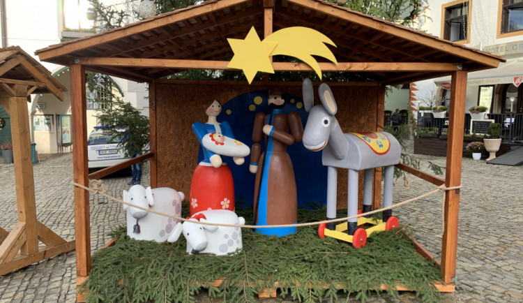 Nový betlém na náměstí Českého Krumlova budí pozornost. Autory jsou studenti Anežky