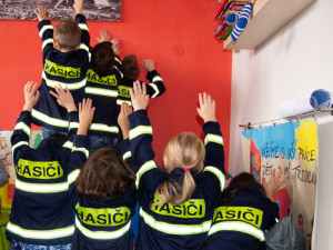 Děti z budějcké školky vyrazily k hasičům. Učí se, jak poznat nebezpečí