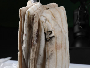 Na místě našla policie několik utěrek, které mohou s případem souviset.