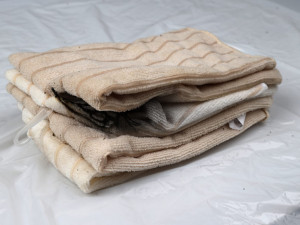 Na místě našla policie několik utěrek, které mohou s případem souviset.