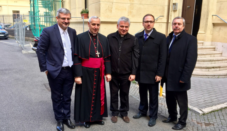 Zleva: velvyslanec ČR při Svatém stolci Václav Kolaja, biskup Vlastimil Kročil, kardinál Konrad Krajewski, ředitel DCH Jiří Kohout, starosta Plané nad Lužnicí Jiří Šimánek
