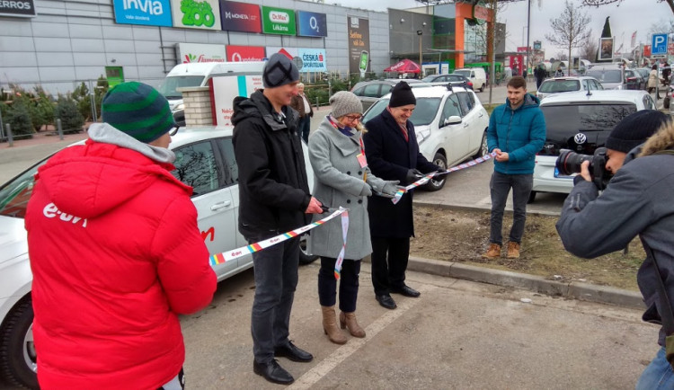 U Globusu ode dneška funguje první dobíječka pro elektromobily v Budějcích