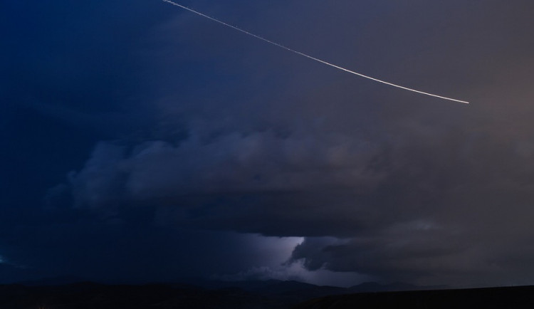 Blízko Země proletí vánoční kometa, může být viditelná pouhým okem