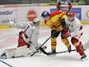Václav Karabáček se snaží překonat Neužila, brání jej Havlík