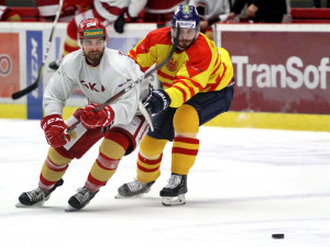 Dušan Žovinec pronásledovaný autorem dvou domácích gólů Davidem Gilbertem