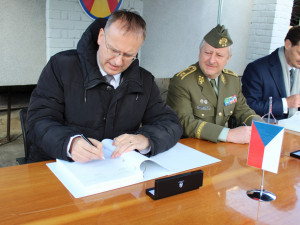 Smlouvu na dodávku protiletadlových kompletů RBS-70 nové generace podepsali náměstek Daniel Koštoval, generálmajor Jaromír Zůna a Kristian Wallin (zleva).
