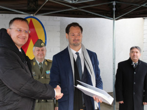 Daniel Koštoval z Ministerstva obrany a Kristian Wallin ze společnosti SAAB (zleva) po podpisu smlouvy.
