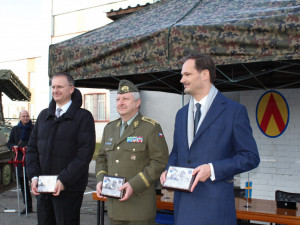 Náměstek Daniel Koštoval, generálmajor Jaromír Zůna a Kristian Wallin (zleva) obdrželi pamětní plakety.