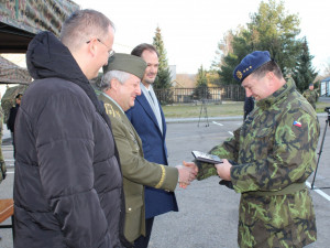 Velitel strakonického útvaru plukovník Ján Sedliačik předal během slavnostního nástupu plakety, které budou hostům připomínat podpis smlouvy.