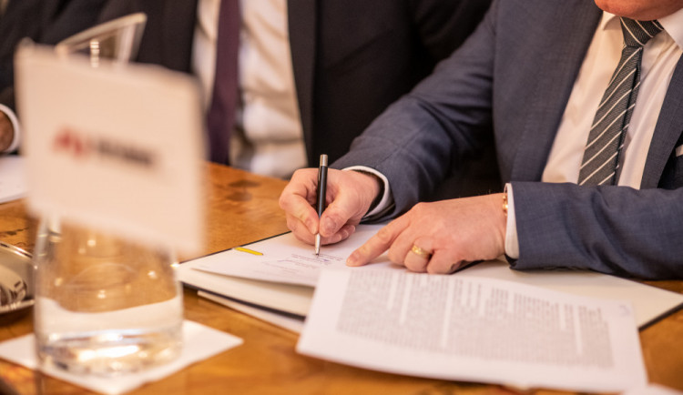 Smlouva je podepsaná. Teplo do Budějc bude posílat Temelín, stavba horkovodu začne na jaře