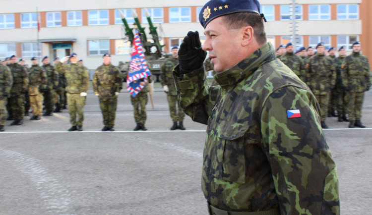 Ve strakonických kasárnách proběhl slavnostní nástup. Na snímku velitel útvaru plukovník Ján Sedliačik během přehlídky nastoupených jednotek.