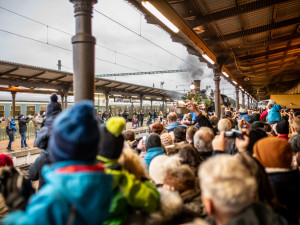 Lidé přivítali na nádraží prezidenta Masaryka. Ne všichni ho ale viděli.