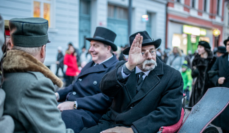Lidé přivítali na nádraží prezidenta Masaryka. Ne všichni ho ale viděli.