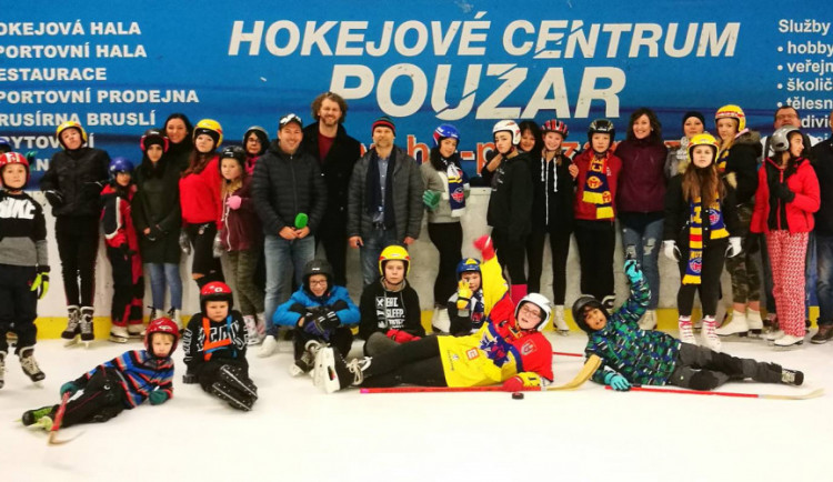 Děti z dětského domova v Hokejovém centru Pouzar