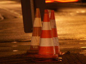 Muž se po Krajinské nechal doprovázet dopravní značkou, dostal za to pokutu