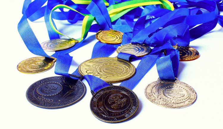 Čeští sportovci budou mít medaile z příští olympiády ze smetiště
