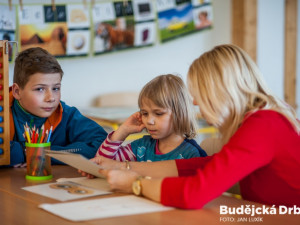 Učitelé si od začátku roku vydělají i přes třicet tisíc, více dostanou i ostatní zaměstnanci škol