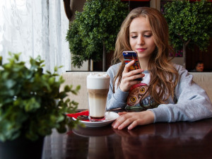 Na Štědrý den Češi přestávají SMSkovat, letos víc frčela data a volání přes internet
