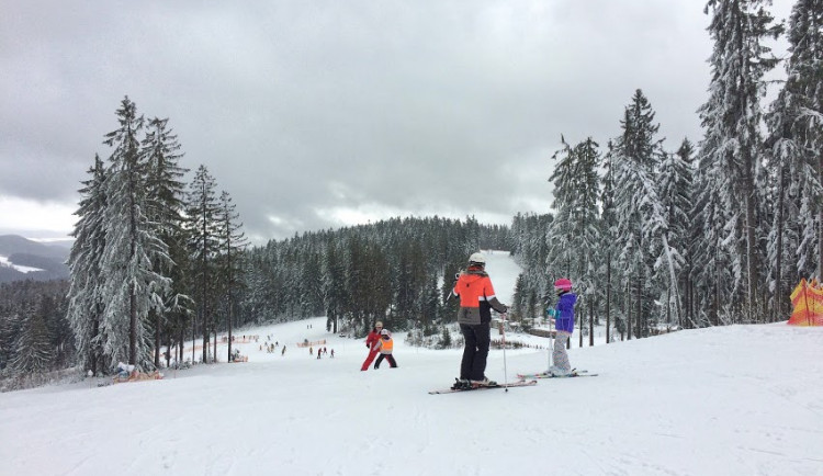 Na lipenských sjezdovkách leží až 60 centimetrů sněhu