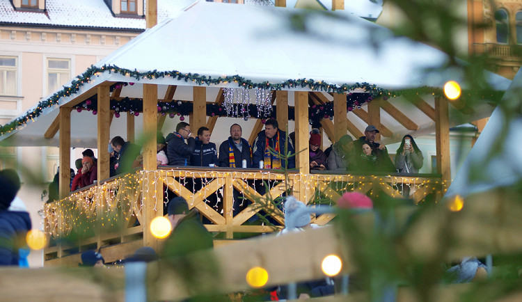 Letos se prvně mohlo připíjet na zdraví a dobrý rok 2019 na věži na ploše náměstí.